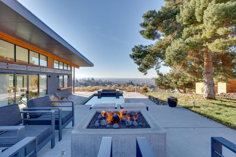 Luxe, Modern Studio with Sweeping City Views!